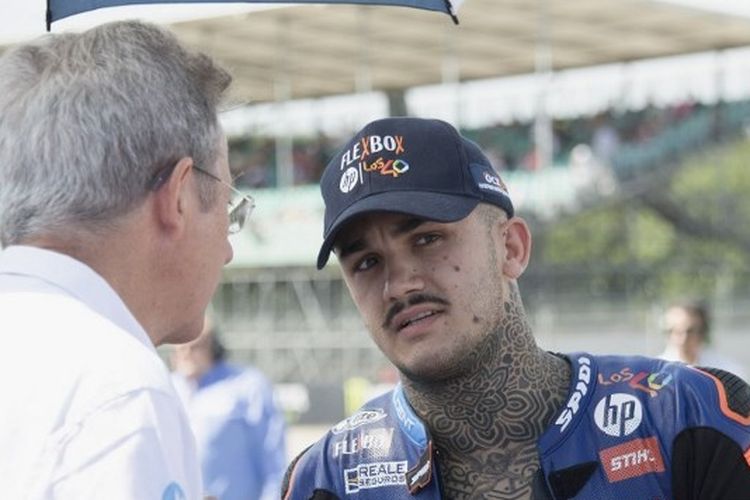 Pebalap Moto2 asal Spanyol Aron Canet tengah bersiap menjelang balapan di Sirkuit Silverstone, Inggris, 7 Agustus 2022.