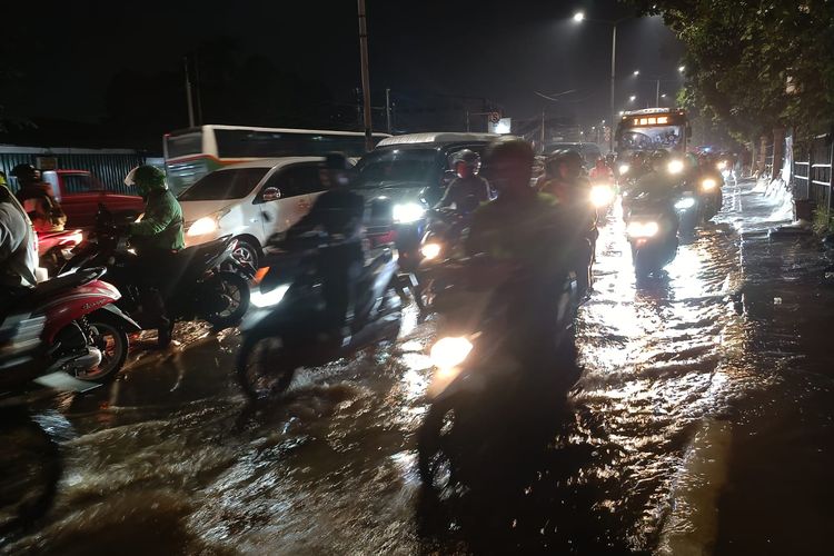 Ruas Jalan Hek di Kramatjati, Jakarta Timur, tergenang air berarus deras, Senin (22/5/2023).