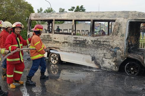 Bus Travel Terbakar di Parkiran Mal Bekasi, Asap Tebal Mengepul sejak di Tol