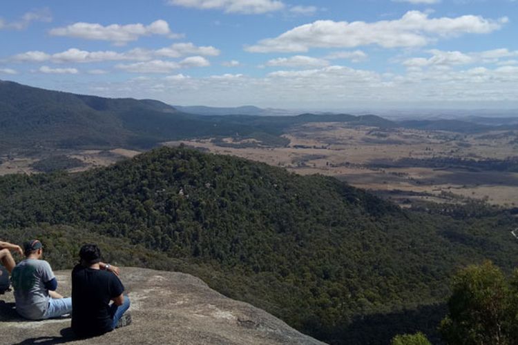 Menikmati pemandangan dari Gibraltar Peak di Tidbinbilla, Canberra, Australia. 