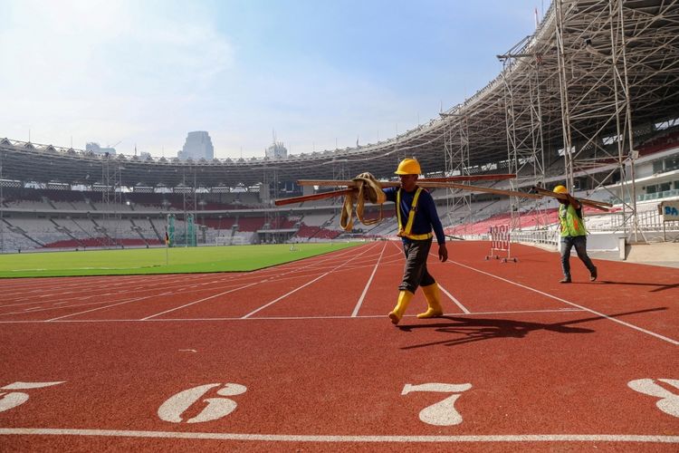 Progres pembangunan renovasi Stadion Utama Gelora Bung Karno untuk Asian Games 2018 di Kompleks Gelora Bung Karno (GBK), Senayan, Jakarta Pusat, Kamis (23/11/2017). Mengutip data Kementerian Pekerjaan Umum dan Perumahan Rakyat (PUPR), hingga kini progres pembangunan secara keseluruhan telah mencapai 87,27 persen dan ditargetkan selesai bertahap hingga Desember 2017.