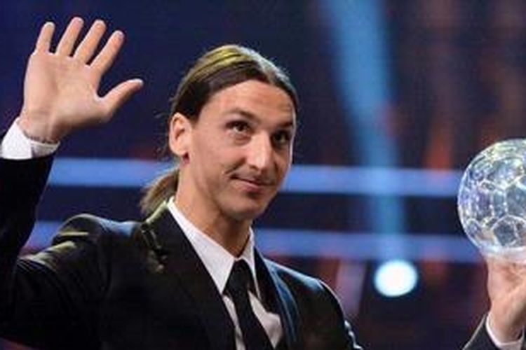 Pesepak bola Swedia, Zlatan Ibrahimovic, melambaikan tangan sembari memegang trofi Gol Terbaik ala 