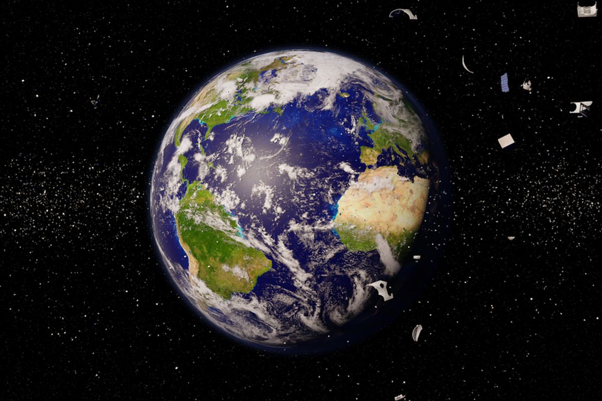 Ilustrasi sampah antariksa. Sampah antariksa banyak berasal dari puing-puing tabrakan satelit yang mengorbit Bumi. Salah satu dampak dari banyaknya satelit yang diluncurkan di orbit Bumi.