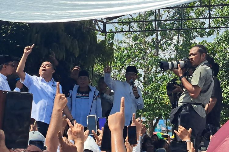 Calon presiden nomor urut 1 Anies Baswedan saat melakukan kampanye di Barus, Kabupaten Tapanuli Tengah, Jumat (12/1/2023). Anies menyebut, untuk melakukan perubahan hanya dibutuhkan waktu enam jam, pada 14 Februari 2024 nanti. 