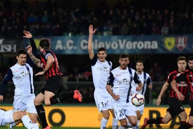 Bek AC Milan, Alessio Romagnoli, mencoba mencetak gol dengan tumitnya pada laga kontra Chievo Verona di Serie A Italia, Minggu 10 Maret 2019. AC Milan menang dengan skor 2-1 atas Chievo.