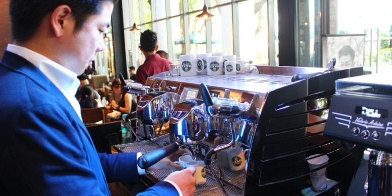 Hidenori Izaki, barista asal Jepang yang sedang mempraktekan teknologi mesin espresso terbaru Victoria Arduino seri VA V388 Black Eagle dan grinder Mythos One Nouva Simonelli, di Lippo Mal Karawaci, Rabu (20/4/2016).