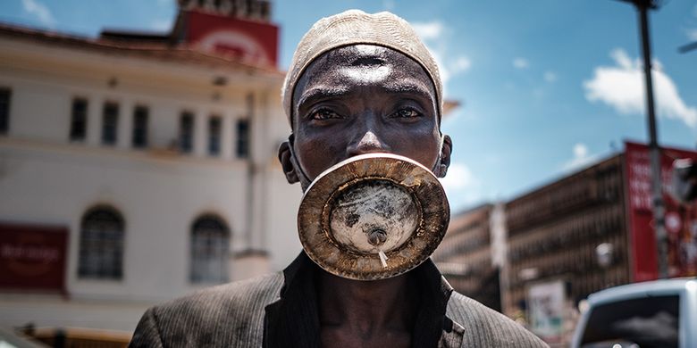 Seorang pria mengenakan semacam masker alternatif di tengah wabah virus corona (Covid-19) di Kampala, Uganda, Rabu (1/4/2020).