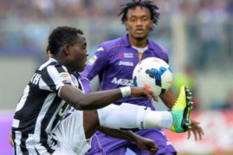 Gelandang Juventus, Kwadwo Asamoah saat berusaha merebut bola ketika menghadapi Fiorentina di lanjutan Serie-A, Minggu (20/10/2013). Juventus sementara unggul 2-0 hingga akhir babak pertama.