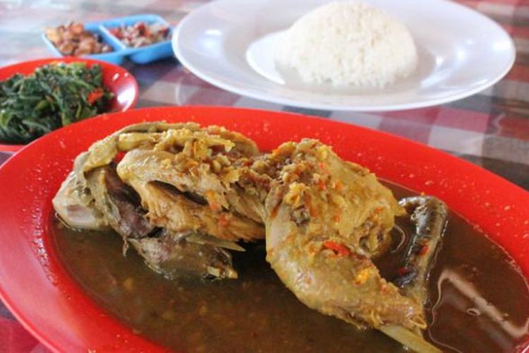 Ayam betutu gilimanuk dengan kuah khas bumbu Bali.