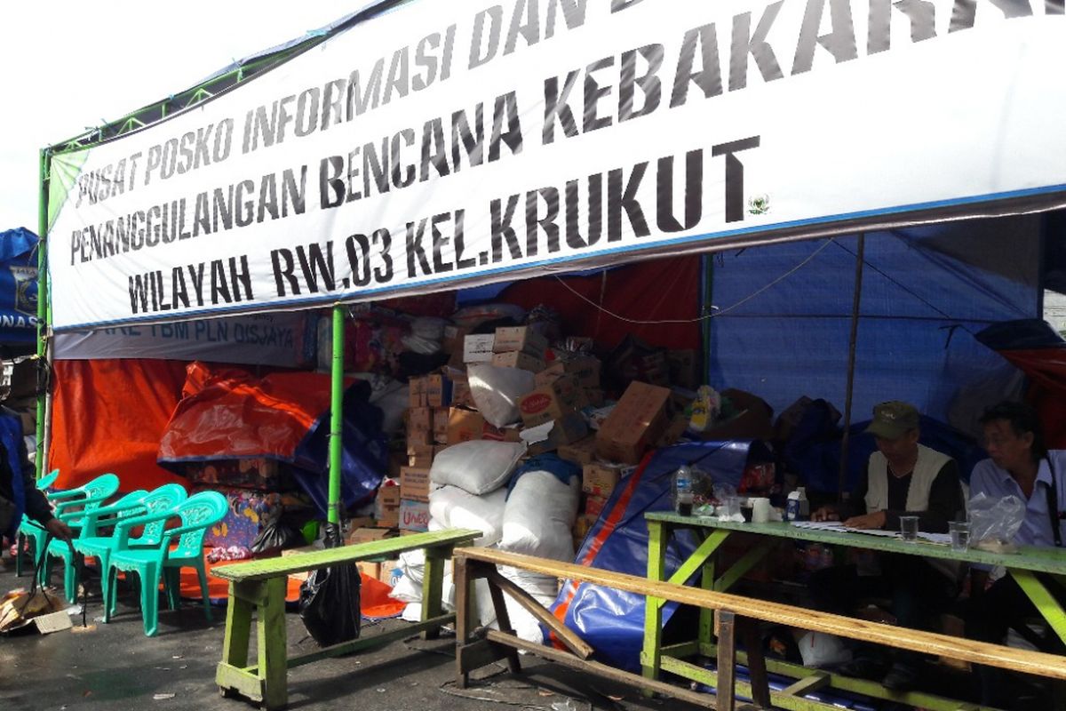 Suasana Posko Informasi dan Bantuan Korban Kebakaran Krukut pada Sabtu (3/2/2018) yang dipenuhi tumpukan dus berisi kebutuhan sandang dan pangan bagi warga korban kebakaran 