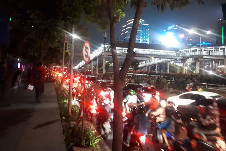 Arus lalu lintas dari Cawang dialihkan ke Jalan Jenderal Sudirman, Selasa (24/9/2019) pukul 19.50 WIB. Pengalihan ini dilakukan berkait dengan demo mahasiswa di Gedung DPR/MPR RI.