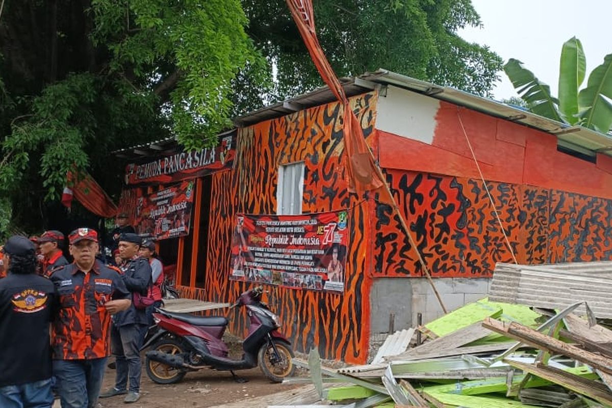 Satu dari empat bangunan organisasi masyarakat (ormas) yang masih berdiri di Bantaran Kali Jati, Kayuringin Jaya, Kota Bekasi, Kamis (22/9/2022). Sejumlah warga pun mempertanyakan tentang sikap Pemkot Bekasi yang cenderung tebang pilih dalam penertiban bangli tersebut. 