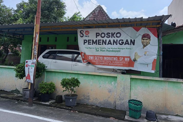 Wujud spanduk kampanye milik calon anggota Legislatif (Caleg) DPRD Solo dari PKS, Dwi Setyo Indratno, yang mengenakan blangkon. Spanduk terpasang di wilayah Kelurahan Banyuanyar, Banjarsari, Solo. Saat diwawancara, dia menegaskan bahwa, meski dari partai yang berasaskan Islam, ia tidak anti terhadap kebudayaan dan siap membantu para penghayat mengakses pemenuhan hak-haknya. Foto diambil pada Kamis (11/1/2024).