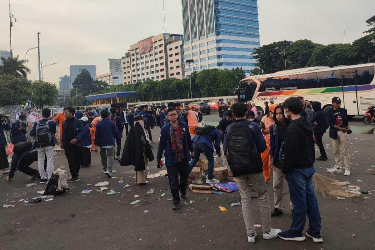 Unjuk rasa dari elemen mahasiswa di depan Gedung DPR/MPR RI, Jakarta, pada Selasa (27/9/2022), telah selesai. 