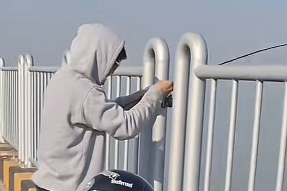 Tangkapan layar video yang memperlihatkan pria memancing di Jembatan Suramadu