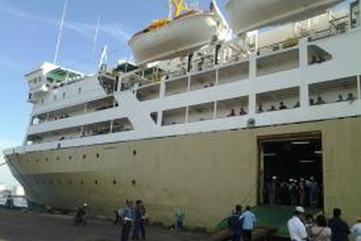  kapal motor (KM) Dobonsolo di Pelabuhan Tanjung Emas Semarang menuju Pelabuhan Tanjung Priok Jakarta.