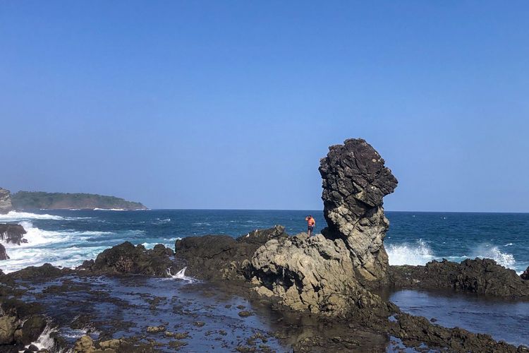 Watu Togok di sebelah timur Pantai Siung, Gunungkidul, Yogyakarta.