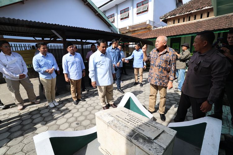 Capres Prabowo Subianto bersama Ketua Yayasan Peta Tinton Soeprapto mengunjungi Museum Pembela Tanah Air (Peta) di Kota Blitar, Jawa Timur, Minggu (17/12/2023). 