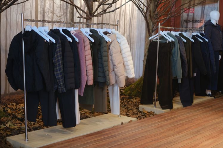 Koleksi Musim Gugur/Musim Dingin Uniqlo 2024 yang ditampilkan dalam press preview di Jakarta, Jumat (9/8/2024).