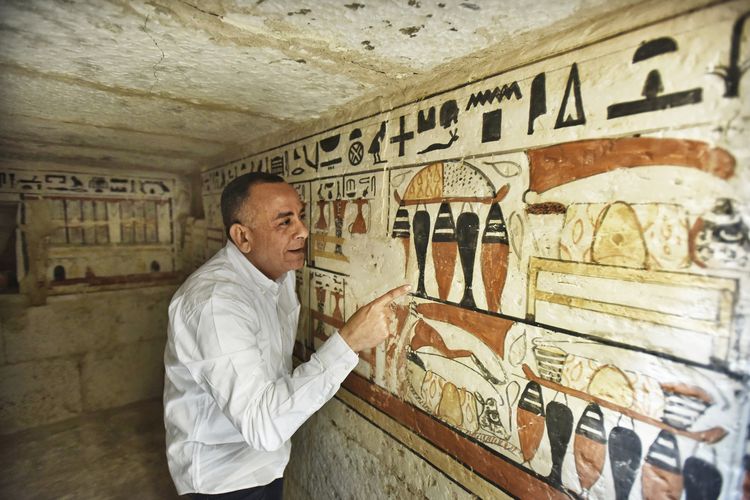 Makam kuno berusia 4.000 tahun ditemukan di Mesir. Makam ini ditemukan di situs Saqqara, Mesir. Dinding di pemakaman kuno yang dihiasi dengan hieroglif. 
