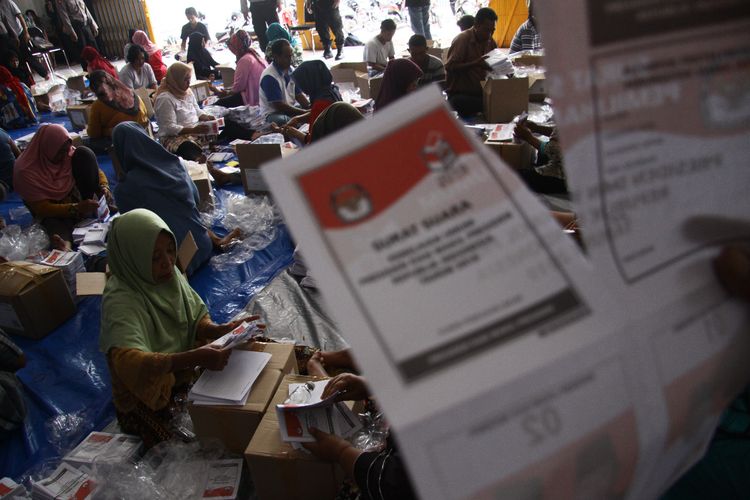 Proses penyortiran dan pelipatan surat suara Pemilu 2019 di salah satu gudang logistik KPU Jombang, Selasa (12/3/2019).