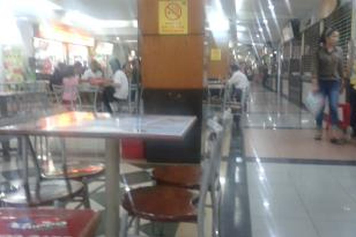 Food Court di ITC Mangga Dua, Jakarta Utara, tempat L, orangtua yang diduga melakukan penganiayaan terhadap anaknya F (6), membuka usaha rumah makan, Rabu (2/7/2014).