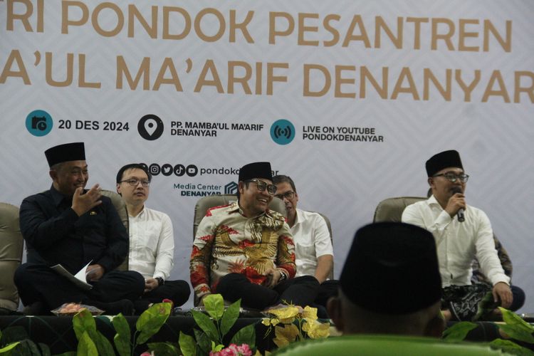 Menteri Koordinator (Menko) Pemberdayaan Masyarakat Muhaimin Iskandar (Cak Imin), memantau ujicoba makan bergizi gratis di Kabupaten Jombang, Jawa Timur, Jumat (20/12/2024).