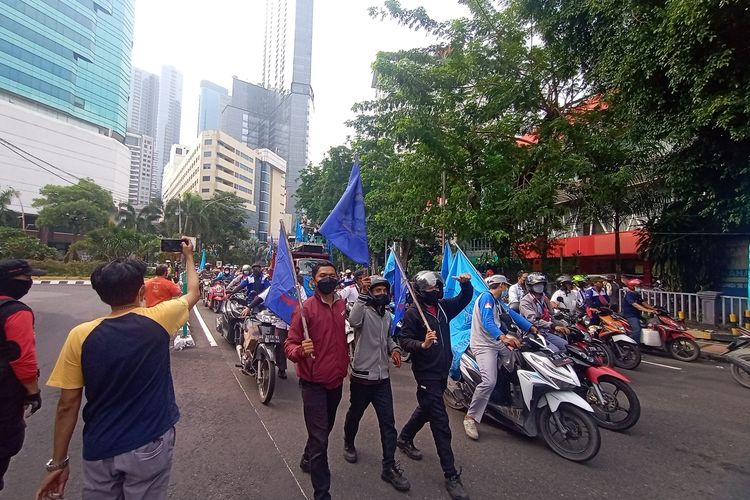 Massa buruh se-Jatim yang menolak upah murah dalam penetapan upah minimum provinsi (UMP) dan upah minimum kota (UMK) 2022 tiba di Gedung Negara Grahadi, Surabaya, Jawa Timur, pukul 14.50 WIB.