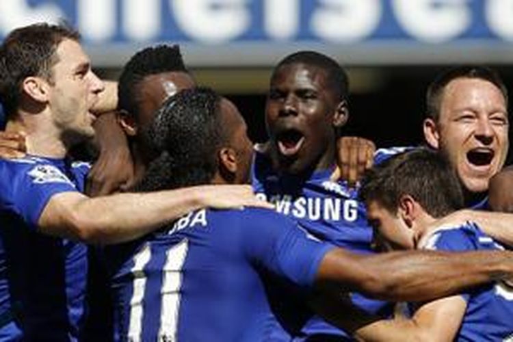Para pemain Chelsea merayakan keberhasilan menjuarai Premier League 2014-15, Minggu (3/5/2015). 