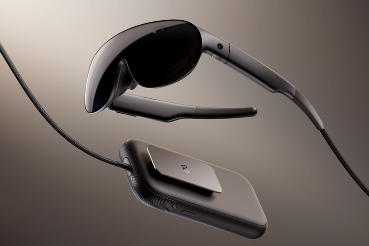 Meta VR Glasses seberat 100 gram itu sama sekali tidak dibekali prosesor. Isinya hanya sensor dan kamera pelacak tangan, mata, serta wajah, ditambah dua layar micro-OLED. Semua komponen berat dipindahkan ke modul terpisah berbentuk cakram seberat 300 gram, kira-kira seukuran dua ponsel yang ditumpuk. Di dalam modul inilah baterai, chip Qualcomm Snapdragon Reality Elite, RAM 12 GB, memori internal 128 GB, dan slot microSD.