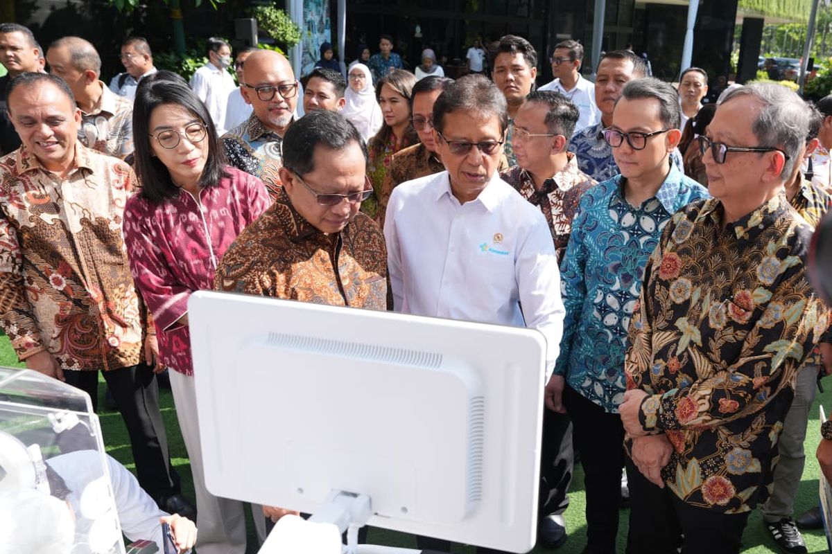  Ketua Satuan Tugas (Satgas) Percepatan Rehabilitasi dan Rekonstruksi (PRR) Pascabencana Sumatera Muhammad Tito Karnavian dalam acara penyerahan bantuan ambulans kepada daerah terdampak bencana yang digelar di Kantor Kemenkes, Jakarta, Kamis (12/3/2026). 
