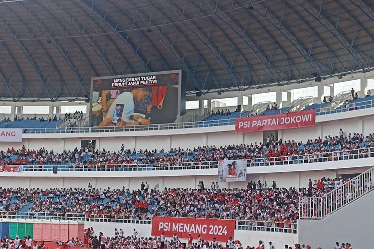 Kader PSI mulai memasuki Stadion Jatidiri Semarang, Jawa Tengah.