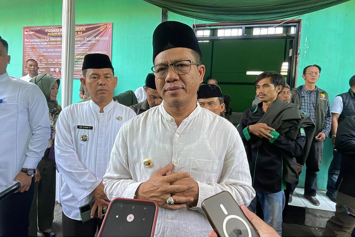 Bupati Bandung Dadang Supriatna saat melakukan kunjungan kerja ke Kelurahan Baleendah, Kabupaten Bandung, Jawa Barat pada Kamis (6/10/2023)