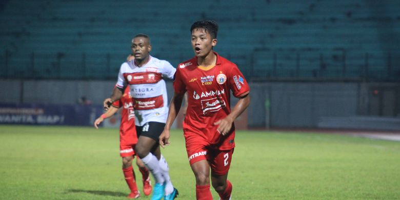 Bek muda Persija Jakarta, Ilham Rio Fahmi, beraksi dalam laga Madura United vs Persija Jakarta pada ajang Liga 1 2021-2022 pekan ke-8, Jumat (22/10/2021) malam WIB di Stadion Moch Soebroto, Magelang.