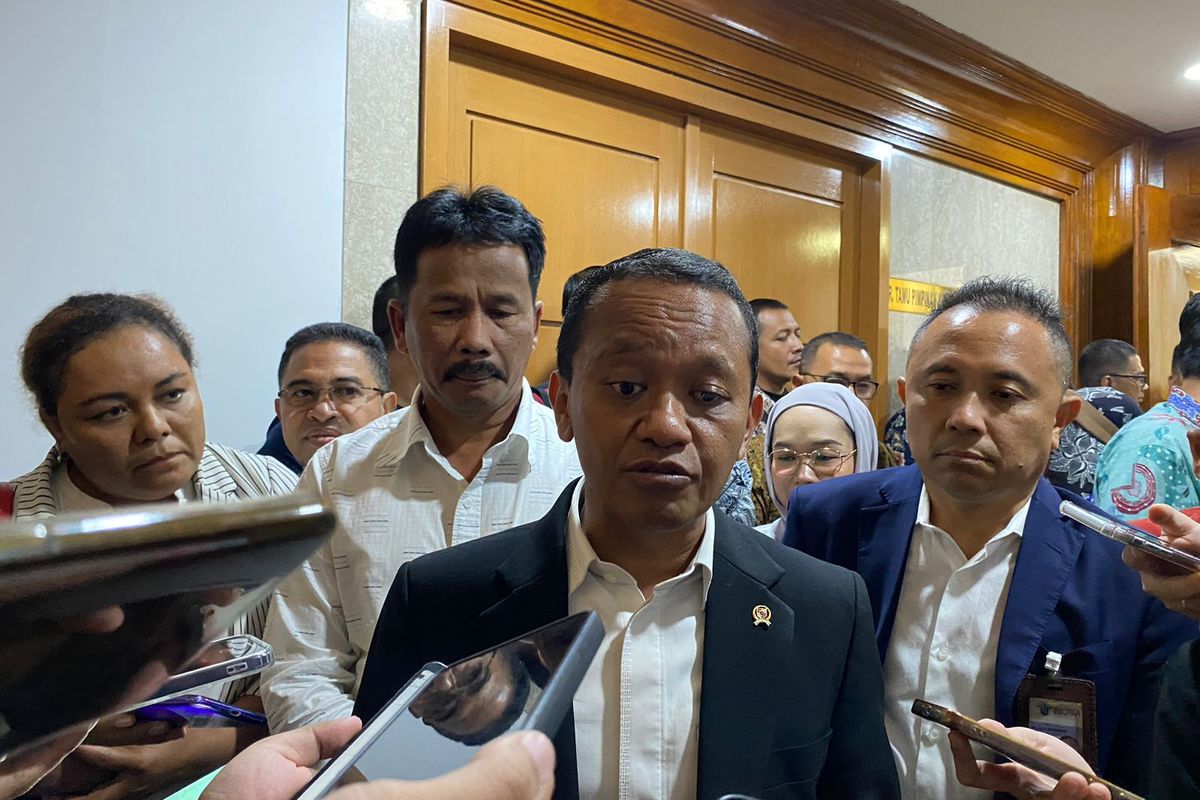Menteri Investasi/Kepala Badan Koordinasi Penanaman Modal (BKPM) Bahlil Lahadalia usai raker Komisi VI DPR RI membahas konflik Rempang, di Senayan, Jakarta Pusat, Senin (2/10/2023). 