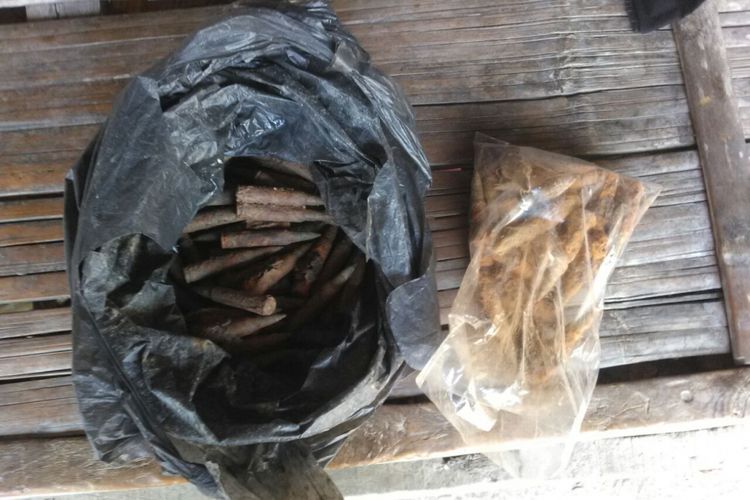 Seorang pencari barang bekas atau tukang rongsok bernama Karnadi (60), warga Desa Tirem, Kecamatan Brati, Kabupaten Grobogan, Jawa Tengah menyerahkan puluhan peluru senjata tajam yang ke Koramil Brati, Selasa (22/8/2017). 