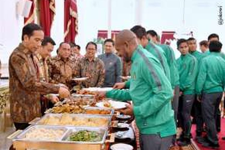 Presiden Joko Widodo dan skuad timnas Indonesia makan siang bersama di Istana, Senin (19/12/2016). 
