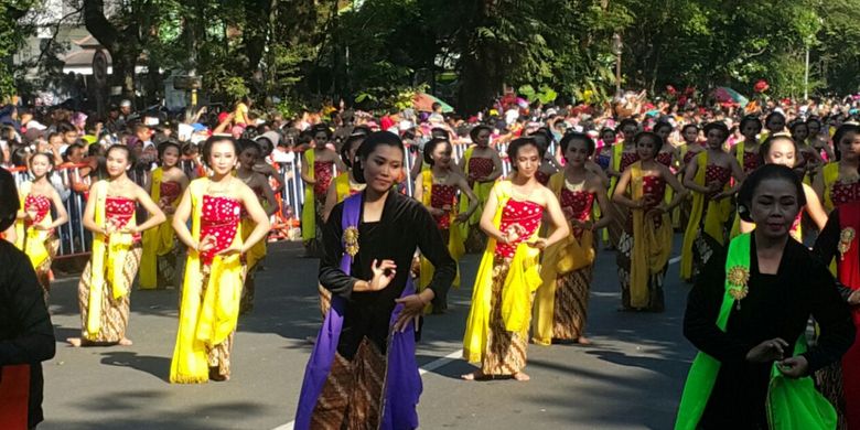 Salah satu gerakan Tari Gambyong Pareanom yang digelar di pertunjukan kolosal menari massal di Jalan Slamet Riyadi Solo, Minggu (29/4/2018) pagi.