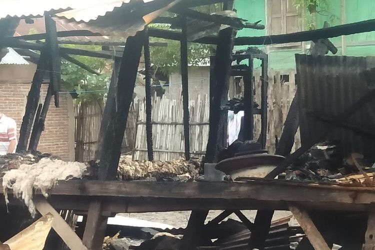 Rumah warga di Desa Kalampa, Kecamatan Woha, Kabupaten Bima, hangus terbakar, Jumat (27/5/2022).