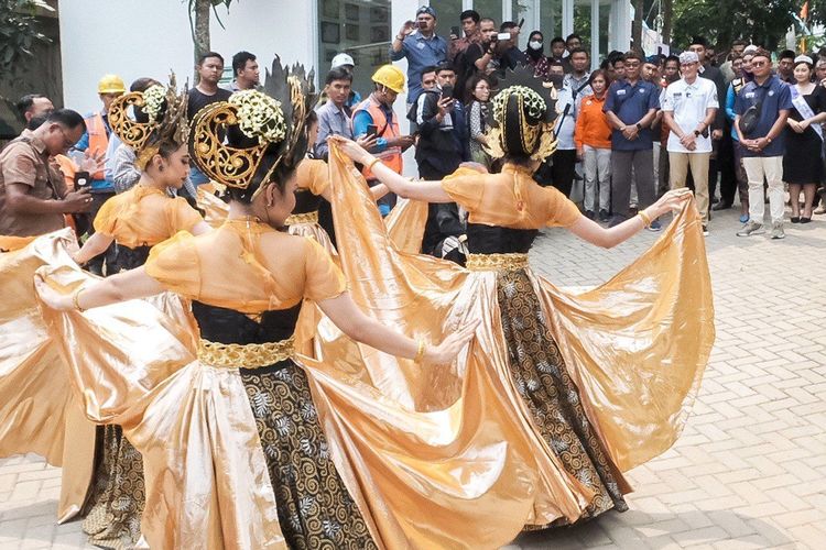 Kesenian Tari Jaipong di Desa Wisata Keranggan, Tangerang Selatan.