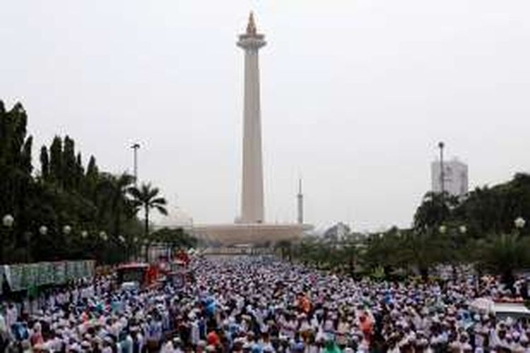 Elemen masyarakat dari berbagai kalangan saat melaksanakan shalat Jumat di kawasan silang Monas, Jakarta Pusat, Jumat (2/12/2016). Masyarakat menggelar doa bersama serta mendoakan kesatuan Indonesia dan massa juga mendesak pihak terkait agar segera menuntaskan kasus dugaan penistaan agama.