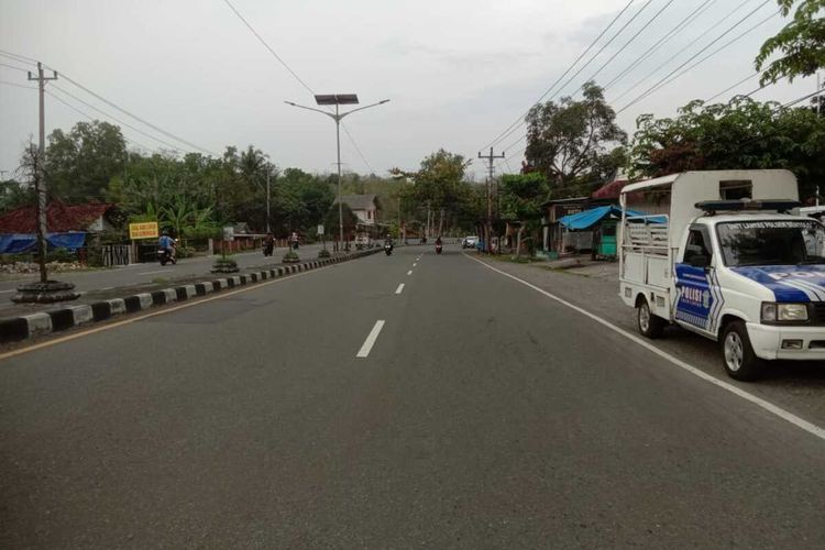 Polisi mengolah TKP kecelakaan tunggal seorang pelajar bermotor di jalan nasional Kilometer 19,8 Jalan Jogja Wates pada wilayah Padukuhan Gembongan, Kalurahan Sukoreno, Kapanewon Sentolo, Kabupaten Kulon Progo, Daerah Istimewa Yogyakarta, Kamis (24/11/2023). Pelajar 16 tahun tewas di rumah sakit.