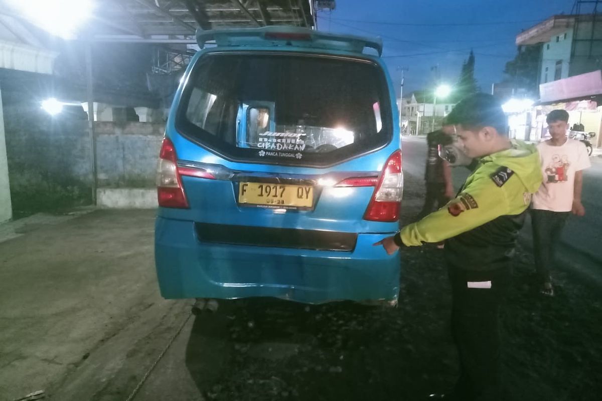 Pemotor di Sukabumi Tabrak angkot lalu jatuh, tewas setelah terlindas truk box. Kamis (8/1/2026).