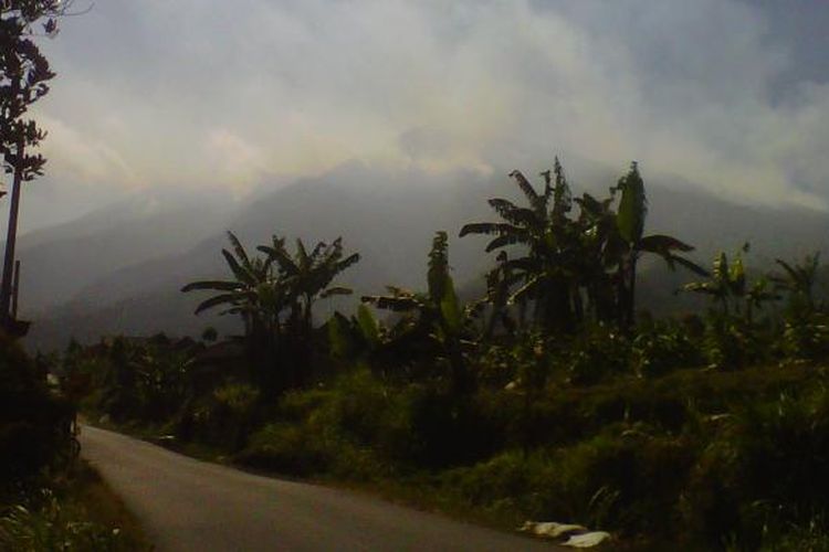 Puncak Gunung Merbabu terlihat tetutup asap akibat kebakaran, dilihat dari Desa Banyuroto, Kecamatan Sawangan, Kabupaten Magelang, Jumat (21/8/2015).