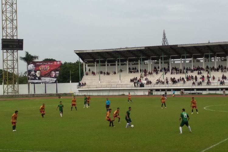 Pertandingan persahabatan Persika VS PS TNI di Stadion Singaperbangsa Karawang, Kamis (11/1/2018)