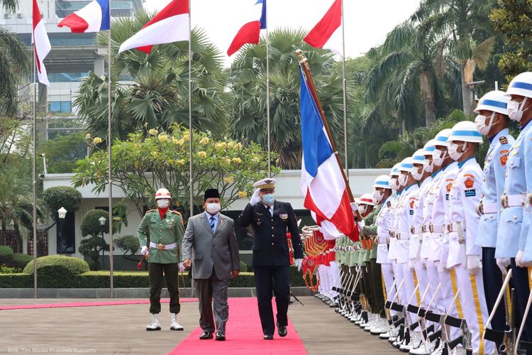 Menteri Pertahanan (Menhan) Prabowo Subianto menerima kunjungan Kepala Staf Angkatan Udara (KSAU) dan Antariksa Prancis Jenderal d'Armée Aérienne Stéphane Mille di Kementerian Pertahanan (Kemenhan), Jakarta, Senin (11/7/2022).