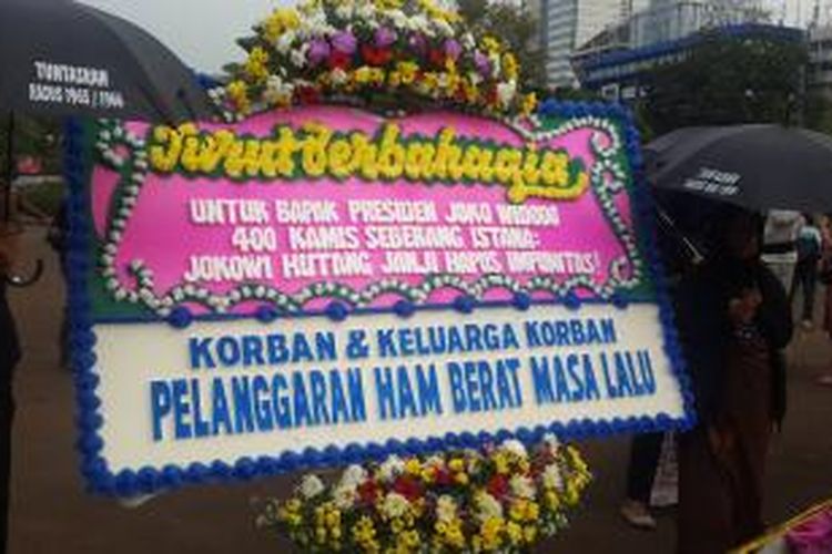 Karangan bunga ucapan turut berbahagia kepada Presiden Indonesia Joko Widodo di depan Istana Merdeka, Jalan Medan Merdeka Utara, Jakarta Pusat, Kamis (11/6/2015).