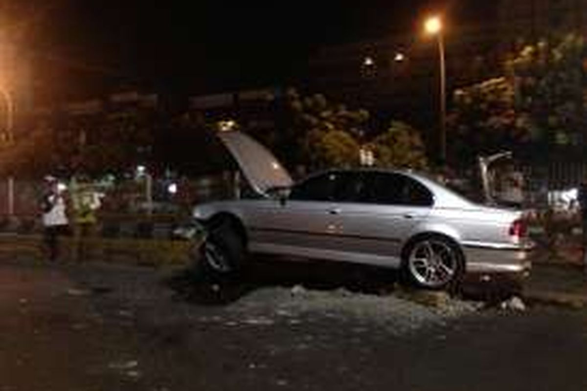 Mobil sedan BMW yang dikendarai seorang pria bernama Gilang menabrak separator jalur transjakarta di kawasan Mampang, Jakarta Selatan, Kamis malam.