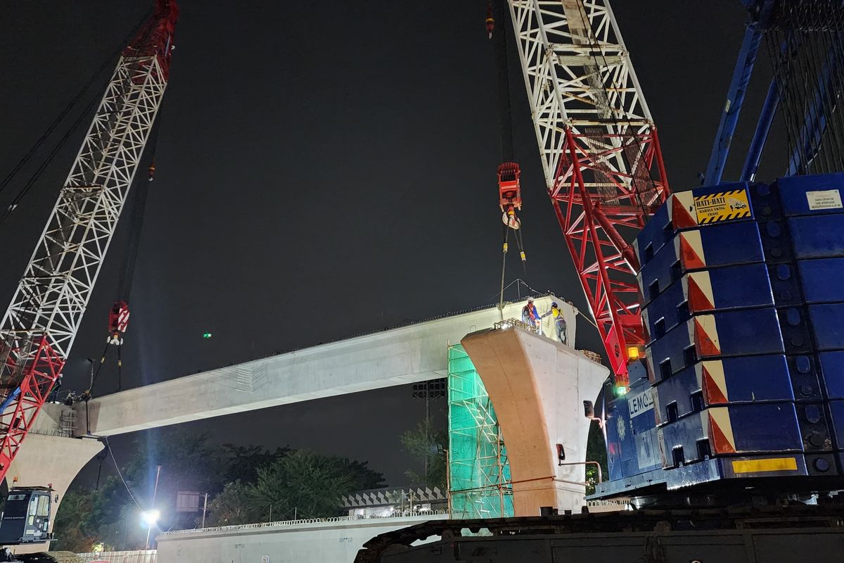 Proyek pembangunan LRT Jakarta Fase 1B di Velodrome Internasional Jakarta 

