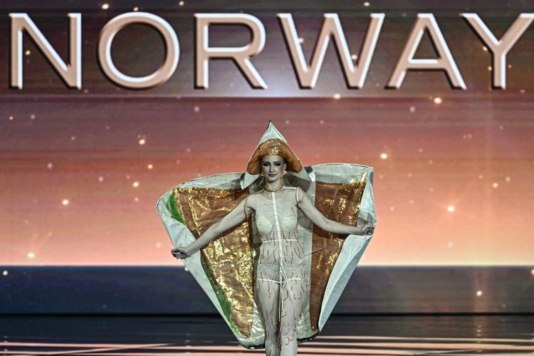 Miss Norway 2025, Leonora Lysglimt-Rodland mengenakan kostum salmon saat penampilan kostum nasional di Miss Universe 2025 di Bangkok, Thailand, pada Rabu (19/11/2025)